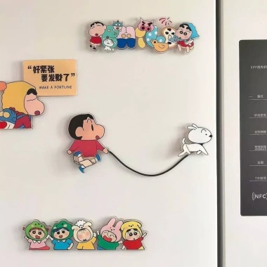 Bộ Crayon Shin‑Chan Xiaobai Tủ Lạnh Dán 4 Phong Cách Acrylic – Trang trí sáng tạo, xoay được, Giá ưu đãi 62.700₫