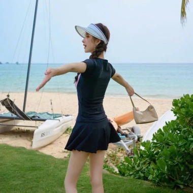 Bộ đồ bơi nữ đi biển hồng phấn phối đen - váy xòe, áo tay ngắn in chữ, giảm giá 199k