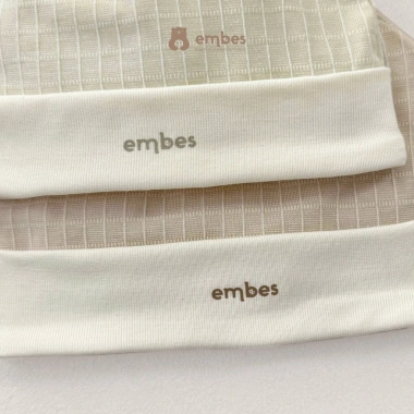 Bộ Newborn Embes Dài Tay Cài Chéo + Mũ Cotton Mỏng Mát cho Bé 0‑3 Tháng – Giá chỉ 272.250đ 4 Bộ Newborn Embes Dài Tay Cài Chéo + Mũ Cotton Mỏng Mát cho Bé 0‑3 Tháng – Giá chỉ 272.250đ 4