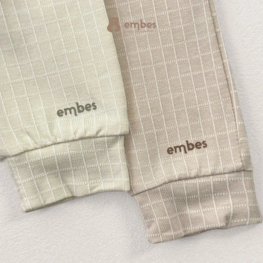 Bộ Newborn Embes Dài Tay Cài Chéo + Mũ Cotton Mỏng Mát cho Bé 0‑3 Tháng – Giá chỉ 272.250đ