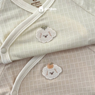Bộ Newborn Embes Dài Tay Cài Chéo + Mũ Cotton Mỏng Mát cho Bé 0‑3 Tháng – Giá chỉ 272.250đ