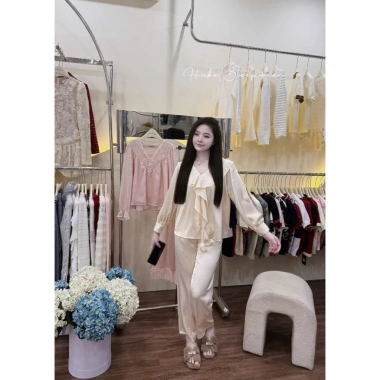 Bộ Ngủ Lụa Cao Cấp Dài Cổ Bèo Voan Dây Hoa Chuông Tiểu Thư Lyly QCCC - 545k