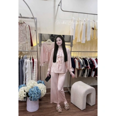 Bộ Ngủ Lụa Cao Cấp Dài Cổ Bèo Voan Dây Hoa Chuông Tiểu Thư Lyly QCCC - 545k