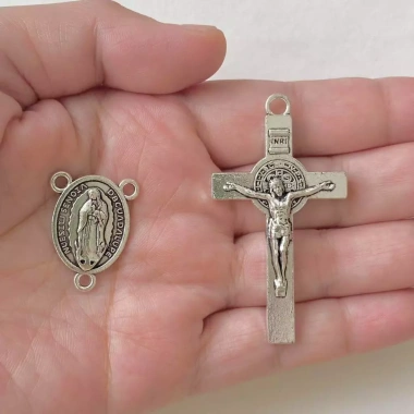 Bộ vòng cổ chuỗi Mân Côi kèm Thánh Benedikt, biểu tượng Đức Mẹ Maria - Giá ưu đãi 54.450đ 2 Bộ vòng cổ chuỗi Mân Côi kèm Thánh Benedikt, biểu tượng Đức Mẹ Maria - Giá ưu đãi 54.450đ 2