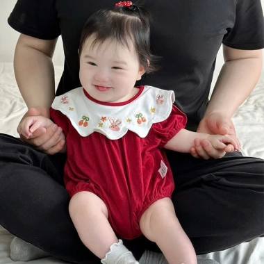 Body liền thân bé gái đỏ thêu hoa thỏ cotton mềm mịn - Đầy tháng lễ tết - Giá 139k 2