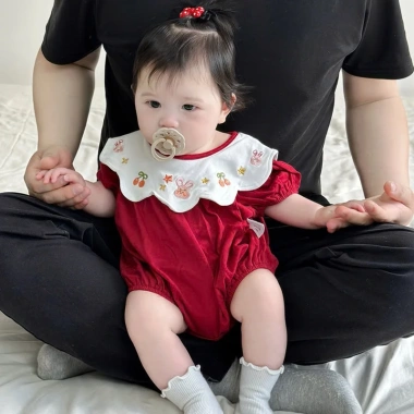 Body liền thân bé gái đỏ thêu hoa thỏ cotton mềm mịn - Đầy tháng lễ tết - Giá 139k 3