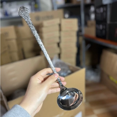 Cặp muôi trơn muỗng thủng múc lẩu inox 18/10 cán dài, chống nóng, tay cầm dập vân - Giá chỉ 155.000đ