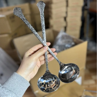 Cặp muôi trơn muỗng thủng múc lẩu inox 18/10 cán dài, chống nóng, tay cầm dập vân - Giá chỉ 155.000đ 10 Cặp muôi trơn muỗng thủng múc lẩu inox 18/10 cán dài, chống nóng, tay cầm dập vân - Giá chỉ 155.000đ 10