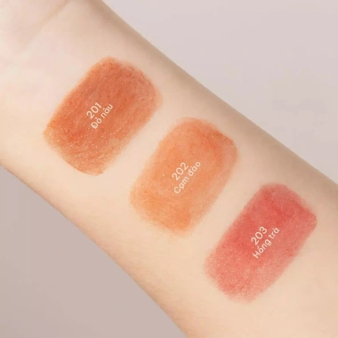 Combo Son Lụa Diễm + Son Dưỡng Nhiên cho Môi Căng Mọng, Cỏ Mềm - Giảm 21% chỉ 418.000₫ 4 Combo Son Lụa Diễm + Son Dưỡng Nhiên cho Môi Căng Mọng, Cỏ Mềm - Giảm 21% chỉ 418.000₫ 4