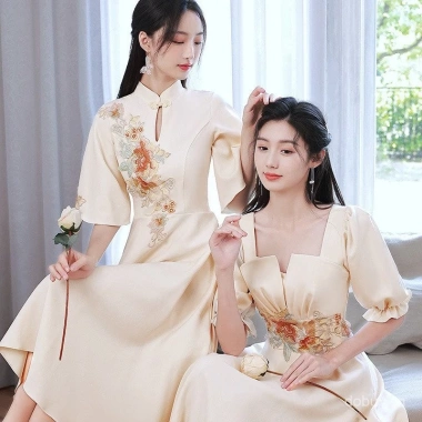 Đầm phù dâu sườn xám mỏng nhẹ, sang trọng cho cô dâu và nhóm cưới mùa xuân hè