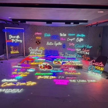 Đèn LED Neon Emoji Cười Treo Tường – Nhiều mẫu, kèm nguồn & miếng dán, 249.000₫