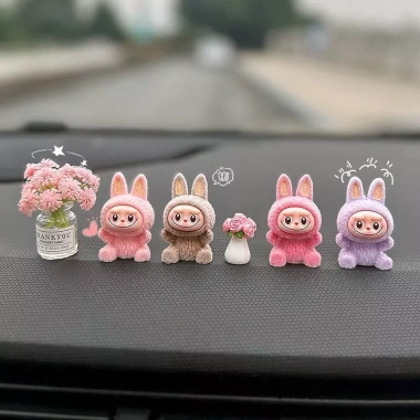 Đồ trang trí bảng điều khiển xe Labubu - Màn hình điều hướng hoạt hình, nâng cấp nội thất xe, giá ưu đãi 232.400₫ 4 Đồ trang trí bảng điều khiển xe Labubu - Màn hình điều hướng hoạt hình, nâng cấp nội thất xe, giá ưu đãi 232.400₫ 4