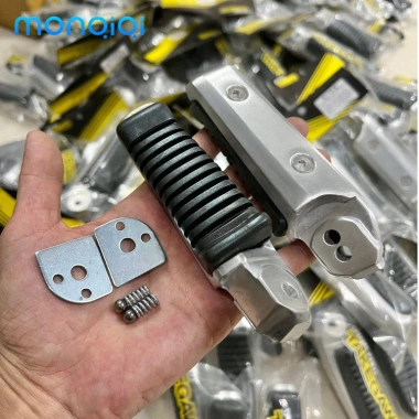 Gác chân sau xe máy MONQIQI hợp kim và đệm cao su mềm - Giá chỉ 95.000₫