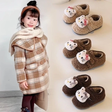 Giày bé gái ấm áp họa tiết mèo, bốt tuyết mềm mại mùa thu 2.026 giảm giá