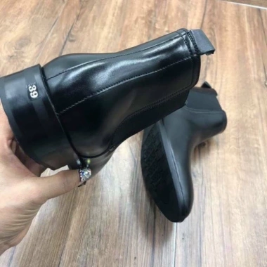 Giày Chelsea Boot Da Bò Nguyên Tấm Giai Tầng - Hàng Việt, Giá ưu đãi 1.462.500₫ 6 Giày Chelsea Boot Da Bò Nguyên Tấm Giai Tầng - Hàng Việt, Giá ưu đãi 1.462.500₫ 6