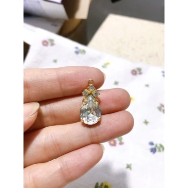 Mặt dây chuyền đính đá sang trọng giảm giá 23% chỉ 35.000 đồng, tôn lên phong cách thời trang 4 Mặt dây chuyền đính đá sang trọng giảm giá 23% chỉ 35.000 đồng, tôn lên phong cách thời trang 4