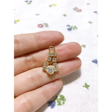 Mặt dây chuyền đính đá sang trọng giảm giá 23% chỉ 35.000 đồng, tôn lên phong cách thời trang