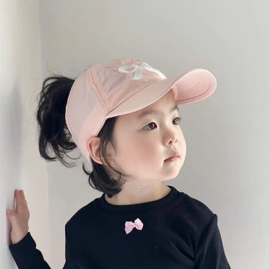 Mũ lưỡi trai bé xinh thêu nơ, nửa đầu thoáng mát, giảm giá 23% chỉ 49.900đ