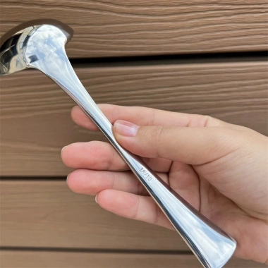 Muôi múc canh inox 18/10 C302 - Để bàn vá muỗng tròn, cán khắc, giảm giá chỉ 69.000₫