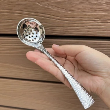 Muôi múc canh inox 18/10 C302 - Để bàn vá muỗng tròn, cán khắc, giảm giá chỉ 69.000₫ 6 Muôi múc canh inox 18/10 C302 - Để bàn vá muỗng tròn, cán khắc, giảm giá chỉ 69.000₫ 6