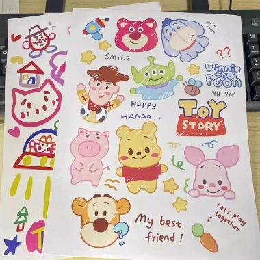 Nhãn dán xe điện Toy Story Emma No9 Pin - Trang trí ô tô sáng tạo, chống thấm nước, khối xước, 4.6cm