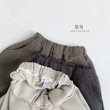 Quần nỉ dài ống rộng S62 mềm thoải mái, dày dặn cho bé trai và bé gái mùa thu đông 9 Quần nỉ dài ống rộng S62 mềm thoải mái, dày dặn cho bé trai và bé gái mùa thu đông 9