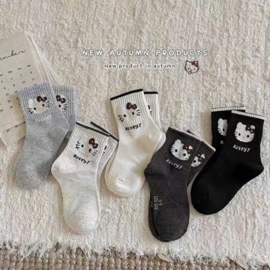 Set 10 đôi vớ cổ trung bé gái Hello Kitty trắng xám đen - Siêu cute, chỉ 78.800₫