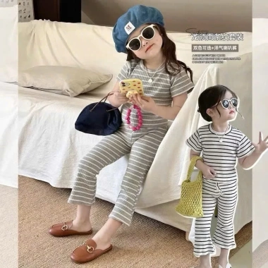 Set Quần Áo Bé Gái Tay Ngắn Kẻ Sọc + Quần Ống Loe - Thun Tăm Hàn, Mùa Hè Thoải mái 115.934₫ 8 Set Quần Áo Bé Gái Tay Ngắn Kẻ Sọc + Quần Ống Loe - Thun Tăm Hàn, Mùa Hè Thoải mái 115.934₫ 8