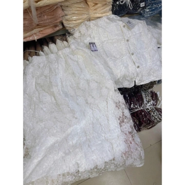 Sét váy nữ nhẹ nhàng, ren, tay bồng, nút túi, viền ren, chân váy xòe 2 lớp dài 7 Sét váy nữ nhẹ nhàng, ren, tay bồng, nút túi, viền ren, chân váy xòe 2 lớp dài 7