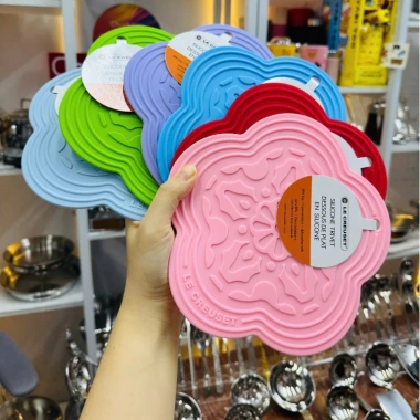 Tấm Lót Nồi & Cốc Silicon Hình Hoa Le Creuset - Chống Nóng, Chống Trượt, Trang Trí Bếp Đẹp - 69.000₫