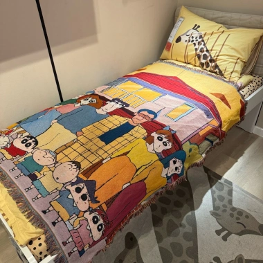 Thảm Tranh decor Vintage Shin - Cậu bé bút chì trải sàn treo tường trải sofa camping picnic 6 Thảm Tranh decor Vintage Shin - Cậu bé bút chì trải sàn treo tường trải sofa camping picnic 6