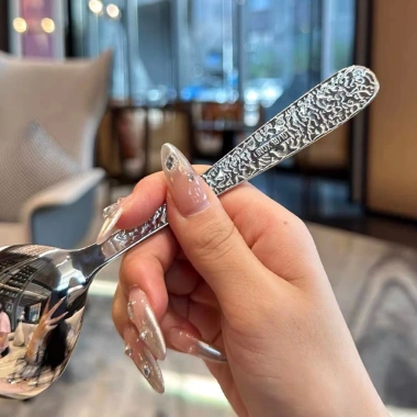 Thìa ăn cơm bún phở cán khắc vân inox 18/10 CKM123 – Giá ưu đãi 49.000 5