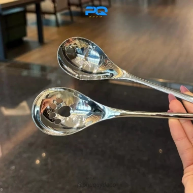 Thìa múc cơm trộn Hàn cán dài, muỗng thủng chân mèo inox 18/10 Giá chỉ 65.000₫ 3