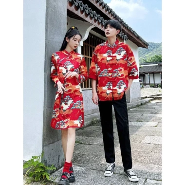 Trang phục đôi Trung Hoa áo sơ mi & qipao in cần cẩu, cổ đứng rời, đa kích thước - Giảm giá