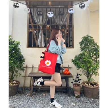 Túi tote vải bố cotton khóa GD Peaceminusone hoa cúc đựng A4 - 69.000₫ 5 Túi tote vải bố cotton khóa GD Peaceminusone hoa cúc đựng A4 - 69.000₫ 5