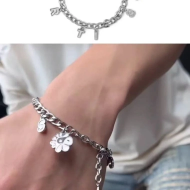 Vòng tay nữ Cortis và Martin Keonho họa tiết ngôi sao - Phụ kiện thời trang đa năng, giảm giá 22% chỉ 74.800₫ 2