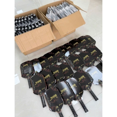 Vợt Pickleball Upbeat Lạc Hồng Họa Tiết Trống Đồng, Mặt Full Carbon - Nhẹ Bền - Thiết Kế Nổi Bật - Hiệu Suất Cao 4