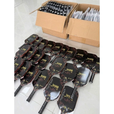 Vợt Pickleball Upbeat Lạc Hồng Họa Tiết Trống Đồng, Mặt Full Carbon - Nhẹ Bền - Thiết Kế Nổi Bật - Hiệu Suất Cao 5