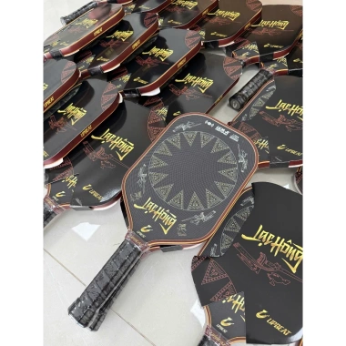 Vợt Pickleball Upbeat Lạc Hồng Họa Tiết Trống Đồng, Mặt Full Carbon - Nhẹ Bền - Thiết Kế Nổi Bật - Hiệu Suất Cao 6