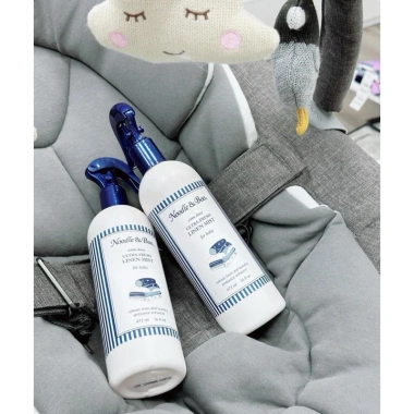 Xịt thơm quần áo bé Noodle & Boo Ultra-Fresh Linen Mist 473ml - hương tươi mát, an toàn, giá chỉ 650.000 VND 3 Xịt thơm quần áo bé Noodle & Boo Ultra-Fresh Linen Mist 473ml - hương tươi mát, an toàn, giá chỉ 650.000 VND 3