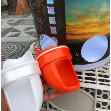 1 Thùng Sơn Khoan Sẵn + 6 Đầu Ống Máng Ăn Gia Cầm Chống Mưa Nắng, Chịu Nhiệt Ngoài Trời - 70.000 4