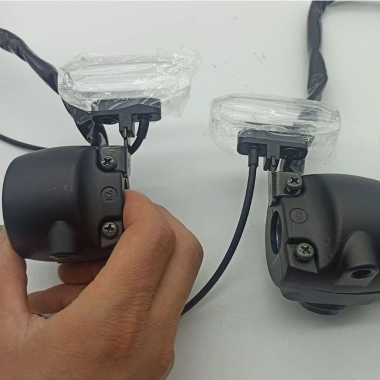 2 Đèn LED 12V Acrylic Trong Suốt Chống Nước Tín Hiệu Xoay Mũi Tên Vàng - Giảm Giá