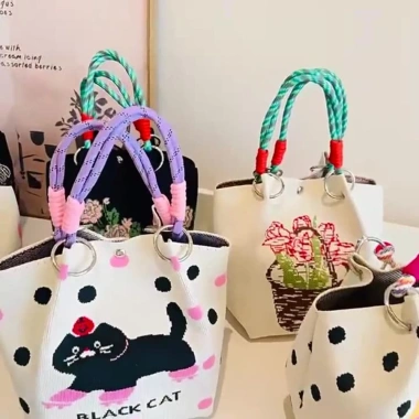 AllGIFT Túi xô dệt kim hình vuông mèo hoạt hình, đeo cổ tay đựng lớn thời trang nữ 4 AllGIFT Túi xô dệt kim hình vuông mèo hoạt hình, đeo cổ tay đựng lớn thời trang nữ 4