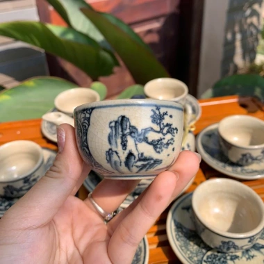 Ấm chén men rạn cổ Bát Tràng - Bộ Trúc Lâm Thất Hiền, Cổ Tự gốc Tùng, Nhị Cảnh Sơn Thuỷ quai đồng - Giá ưu đãi 260.000₫ 3