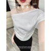 Ảnh tự chụp Croptop lệch vai cánh dơi - Giá ưu đãi 147.000đ, thoáng mát, trẻ trung 4