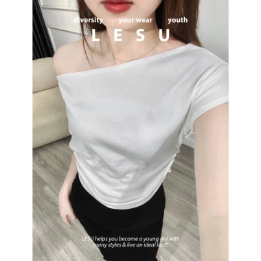 Ảnh tự chụp Croptop lệch vai cánh dơi - Giá ưu đãi 147.000đ, thoáng mát, trẻ trung 4