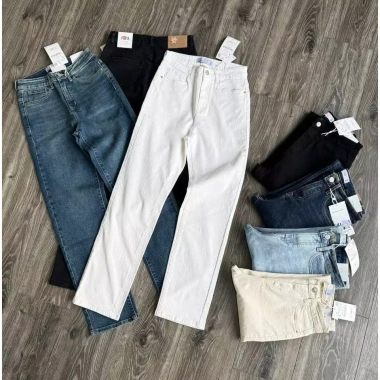 Ảnh tư chụp Quần Jeans Ống đứng trơn basic ZR - Giá chỉ 375.000₫, giảm từ 457.500₫