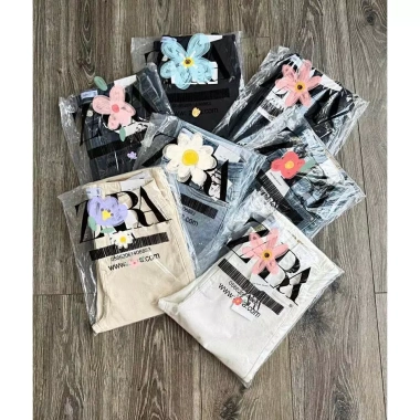 Ảnh tư chụp Quần Jeans Ống đứng trơn basic ZR - Giá chỉ 375.000₫, giảm từ 457.500₫