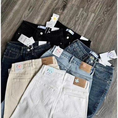 Ảnh tư chụp Quần Jeans Ống đứng trơn basic ZR - Giá chỉ 375.000₫, giảm từ 457.500₫