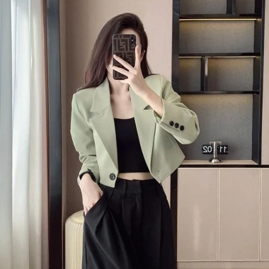 Áo blazer croptop nữ ngắn dài tay, đệm vai 2 lớp, lót lụa tôn Hàn Quốc - 179.000₫ 3 Áo blazer croptop nữ ngắn dài tay, đệm vai 2 lớp, lót lụa tôn Hàn Quốc - 179.000₫ 3